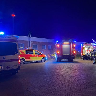 FW-AUR: Großeinsatz: Feuer in Lagerraum der Klinik-Kardiologie