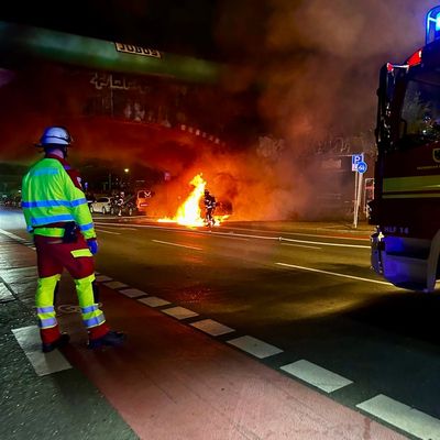 FW-DO: Fahrzeugbrand unter Brücke - Feuerwehr kann Ausbreitung verhindern