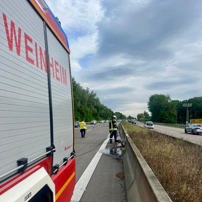FW Weinheim: Kleinbrand auf der A5 im Mittelstreifen schnell unter Kontrolle