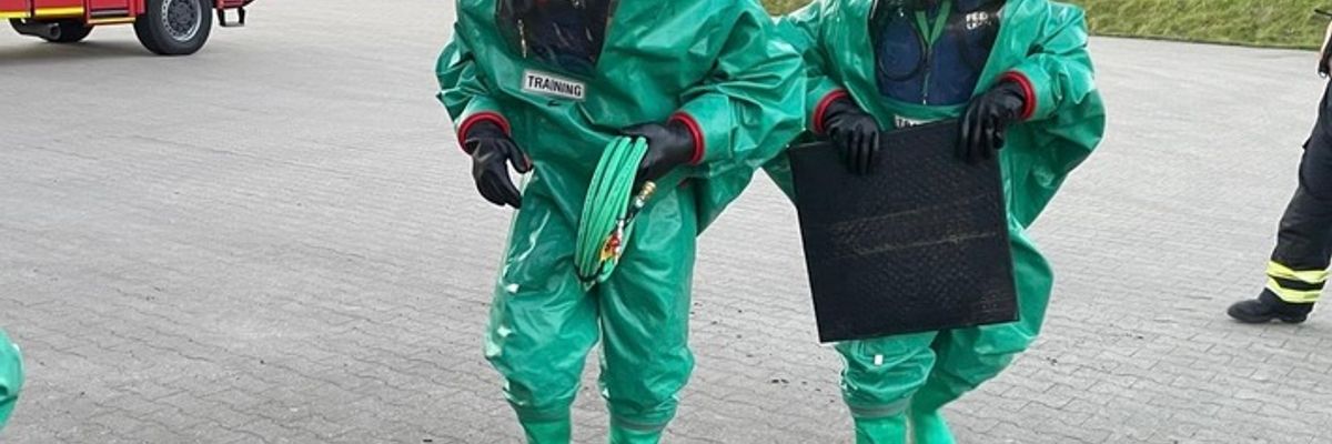 FW-OLL: Jährliche Übung der Feuerwehr Wildeshausen zur Handhabung von Chemikalienschutzanzügen