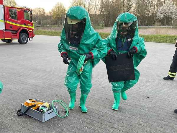 FW-OLL: Jährliche Übung der Feuerwehr Wildeshausen zur Handhabung von Chemikalienschutzanzügen
