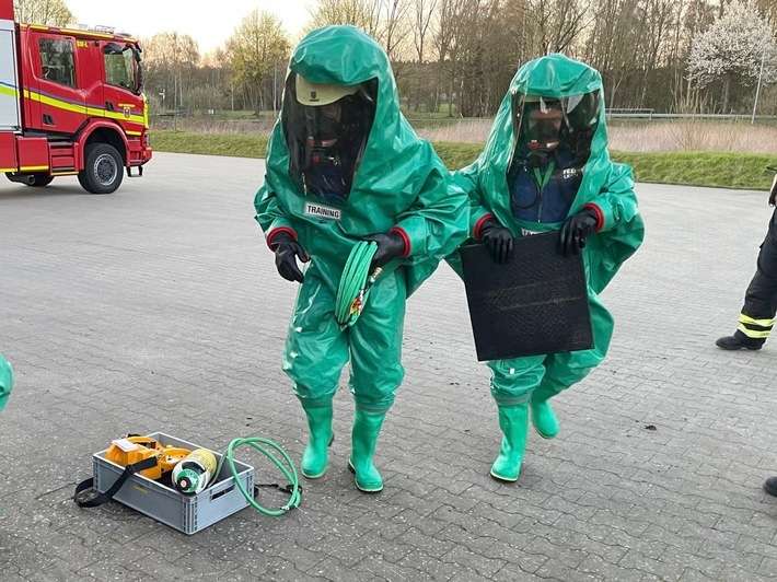 FW-OLL: Jährliche Übung der Feuerwehr Wildeshausen zur Handhabung von Chemikalienschutzanzügen
