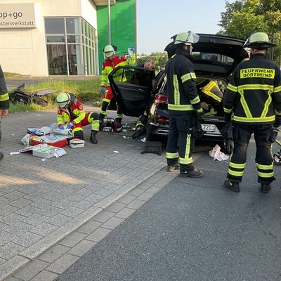 FW-DO: Verkehrsunfall zwischen zwei PKW - eine Person schwer verletzt