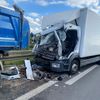 FW-NE: Schwerer Lkw-Unfall auf der A57 | Feuerwehr befreit lebensgefährlich verletzten Fahrer
