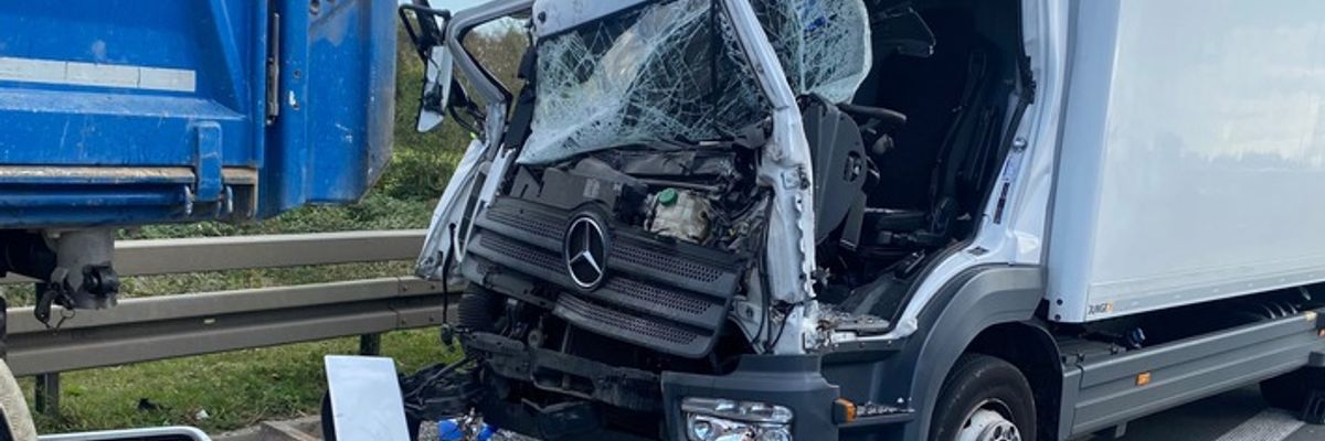 FW-NE: Schwerer Lkw-Unfall auf der A57 | Feuerwehr befreit lebensgefährlich verletzten Fahrer