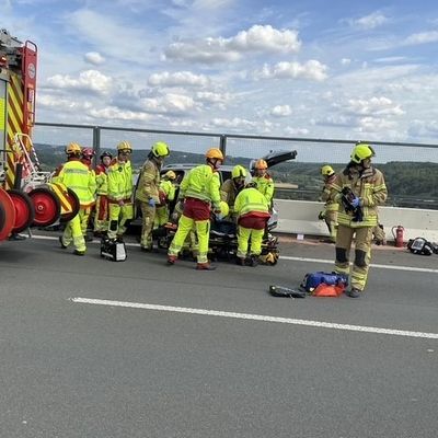 FW Ratingen: Schwerer Verkehrsunfall auf der Ruhrtalbrücke der BAB 52