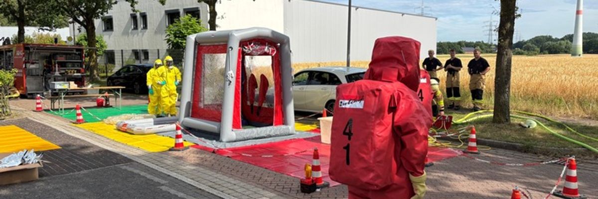 FW-GLA: Gefahrstoffeinsatz in Gewerbebetrieb - Organisches Peroxid aus beschädigtem Gebinde ausgetreten