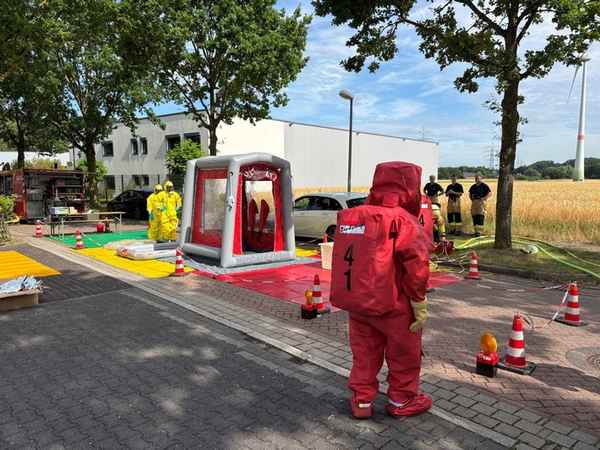 FW-GLA: Gefahrstoffeinsatz in Gewerbebetrieb - Organisches Peroxid aus beschädigtem Gebinde ausgetreten