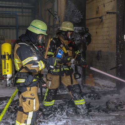 FW-E: Feuer in leerstehender Lagerhalle - starke Rauchentwicklung
