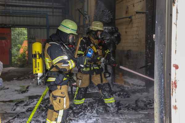 FW-E: Feuer in leerstehender Lagerhalle - starke Rauchentwicklung