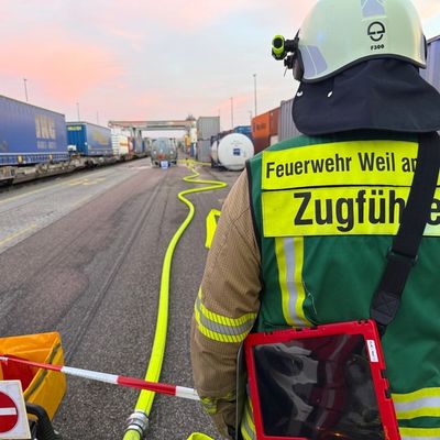 Feuerwehr Weil: Feuerwehr stoppt Gefahrstoffaustritt im Umschlagbahnhof Weil am Rhein