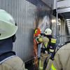 FW Lehrte: Feuer unter Schulcontainer