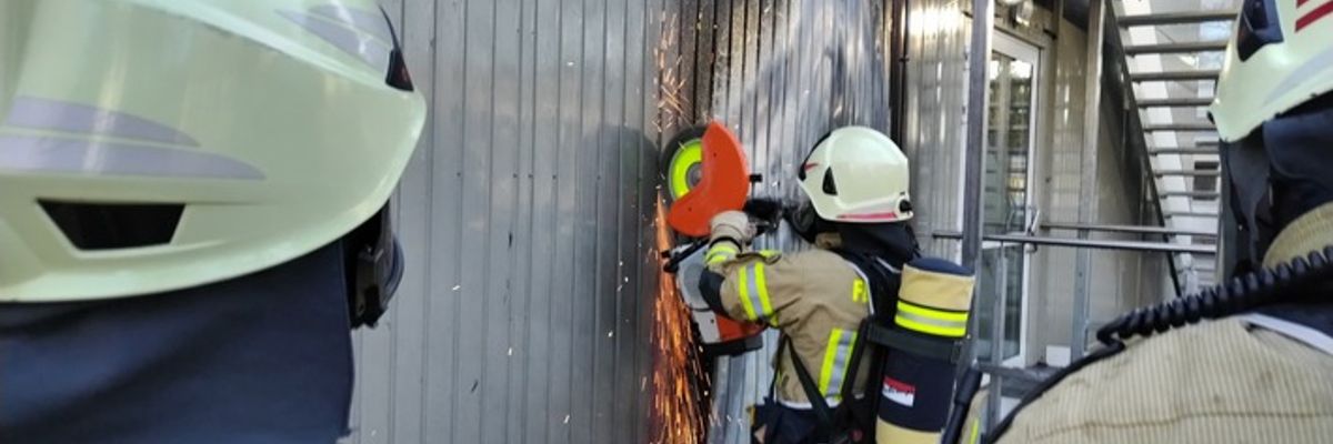 FW Lehrte: Feuer unter Schulcontainer
