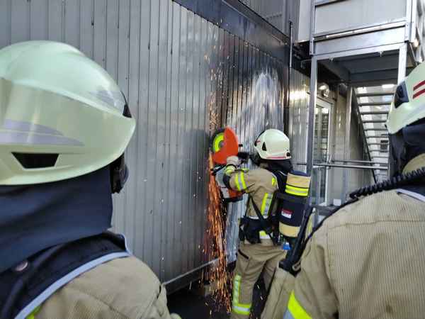 FW Lehrte: Feuer unter Schulcontainer