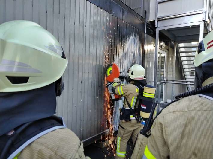 FW Lehrte: Feuer unter Schulcontainer