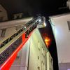 FW Stuttgart: Dachgeschosswohnung im Vollbrand - Feuerwehrmann leicht verletzt