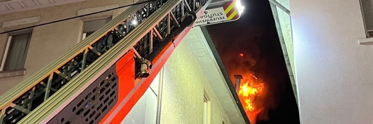 FW Stuttgart: Dachgeschosswohnung im Vollbrand - Feuerwehrmann leicht verletzt
