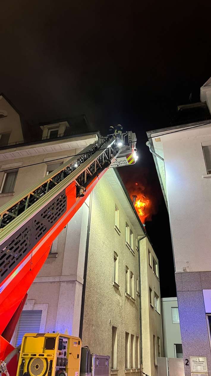FW Stuttgart: Dachgeschosswohnung im Vollbrand - Feuerwehrmann leicht verletzt