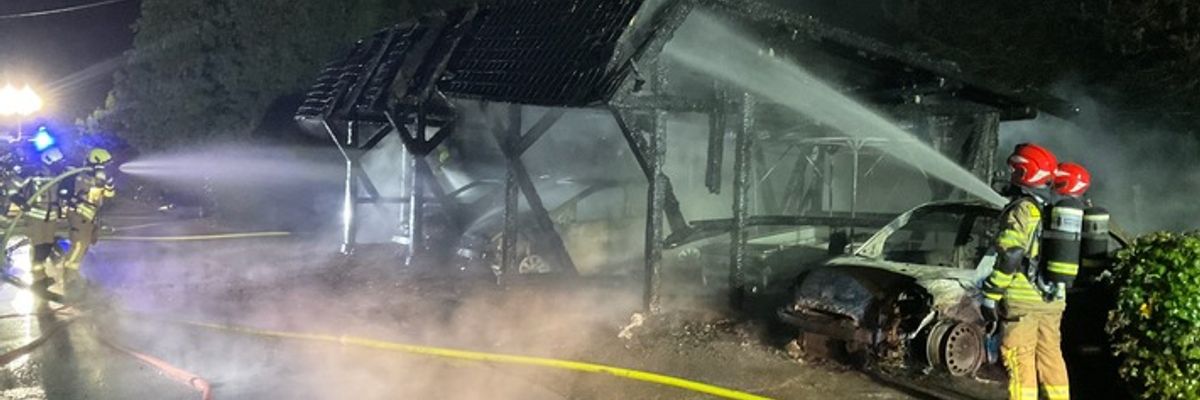 FW Alpen: Vollbrand eines Carport