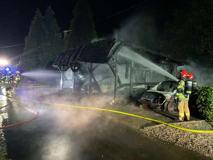 FW Alpen: Vollbrand eines Carport