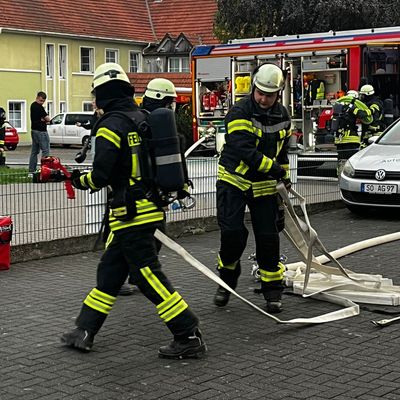 FW Ense: Gemeinsame Übung bei Auto Große: Feuerwehr Ense und Feuerwehr Arnsberg trainieren Hand in Hand