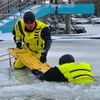 FW Celle: Feuerwehr warnt vor dem Betreten von Eisflächen - Eisretter der Feuerwehr Celle einsatzbereit - Feuerwehr übt den Ernstfall im Celler Badeland!