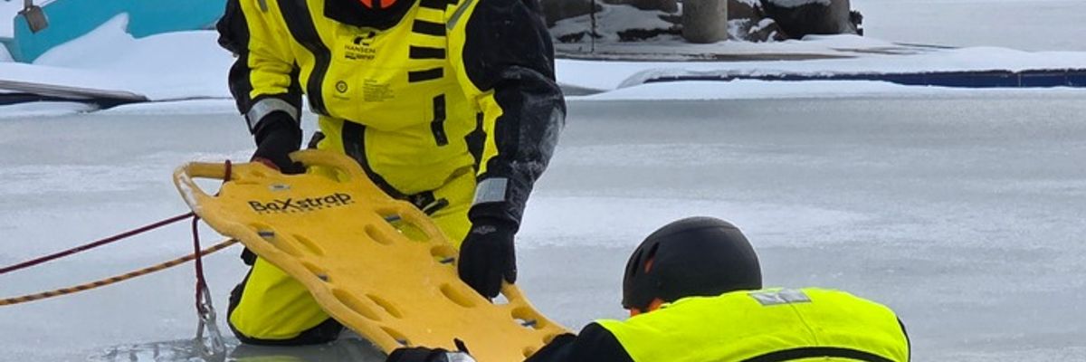 FW Celle: Feuerwehr warnt vor dem Betreten von Eisflächen - Eisretter der Feuerwehr Celle einsatzbereit - Feuerwehr übt den Ernstfall im Celler Badeland!