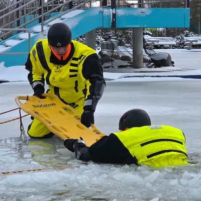 FW Celle: Feuerwehr warnt vor dem Betreten von Eisflächen - Eisretter der Feuerwehr Celle einsatzbereit - Feuerwehr übt den Ernstfall im Celler Badeland!