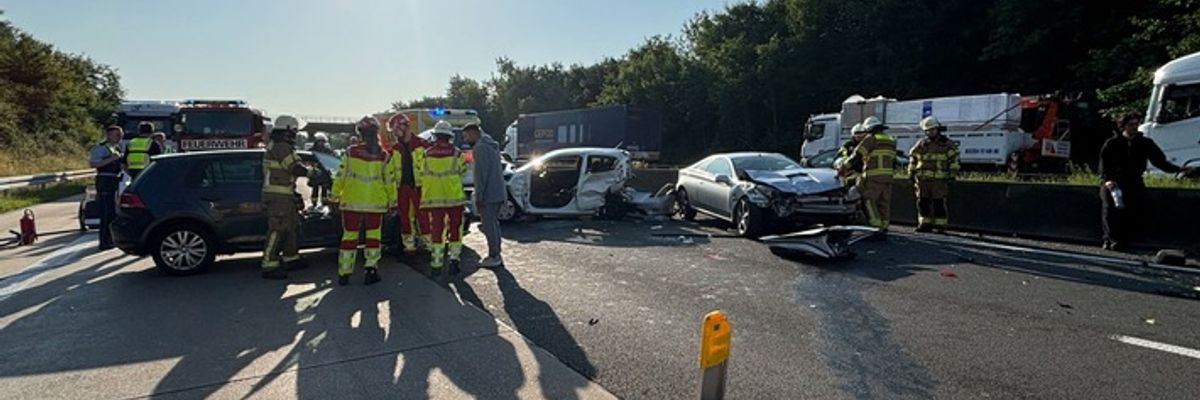FW Frechen: Verkehrsunfall auf der A4: Sechs Verletzte - Rettungshubschrauber im Einsatz