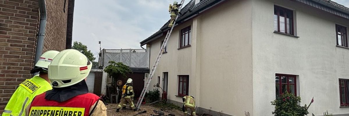 Feuerwehr Goch: Dachstuhlbrand nach Blitzeinschlag