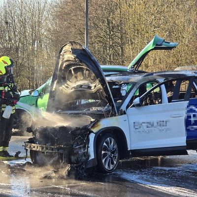 FW-RD: Verkehrsunfall auf der A 210 bei Bredenbek - PKW in Flammen