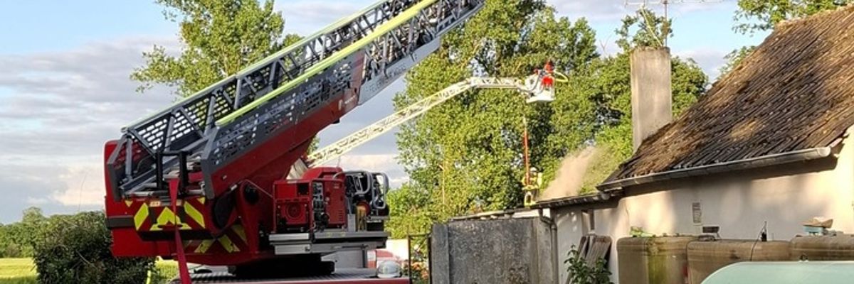 FW Moers: Schwierige Löscharbeiten bei Dachstuhlbrand in Moers-Kapellen
