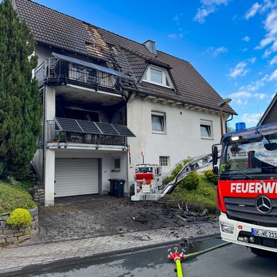 FW Wenden: Zimmerbrand in Wenden: Feuer greift von Balkon auf Wohnung und Dach über