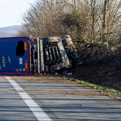 FW Porta Westfalica: 22.01.2026 - A2: Schwerer LKW-Unfall / 1 Verletzter