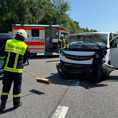 FW VG Westerburg: Verkehrsunfall auf B8 bei Hahn am See fordert vier Verletzte