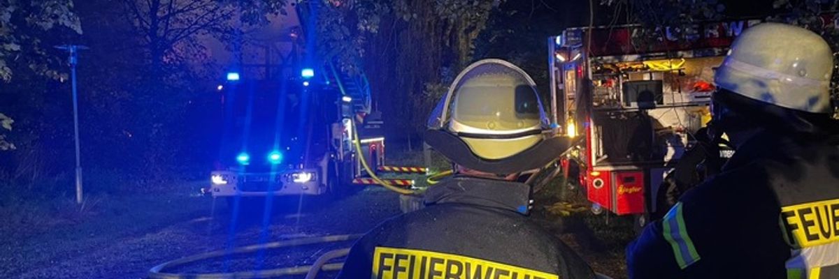 FW Lüchow-Dannenberg: +++ Feuer zerstört Nebengebäude am Jagdschloss Göhrde +++ Großeinsatz mit über 200 Einsatzkräften dauert die ganze Nacht +++