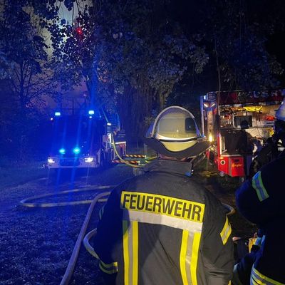 FW Lüchow-Dannenberg: +++ Feuer zerstört Nebengebäude am Jagdschloss Göhrde +++ Großeinsatz mit über 200 Einsatzkräften dauert die ganze Nacht +++