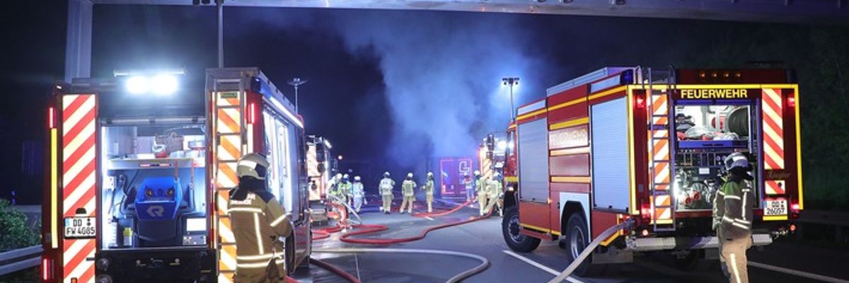 FW Dresden: Zwei Brandeinsätze zur selben Zeit fordern die Freuerwehr Dresden