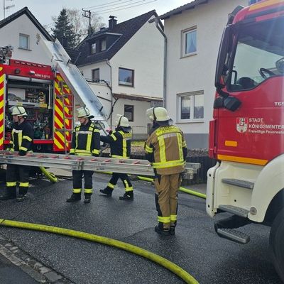 FW Königswinter: Brandausbreitung auf Wohnhaus verhindert