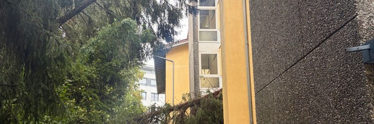 FW Überlingen: Heftiges Unwetter fordert Feuerwehr und führt zu 72 Einsätzen innerhalb kurzer Zeit / umgestürzte Bäume / vollgelaufene Keller / blockierte Fahrbahnen / abgedeckte Häuser