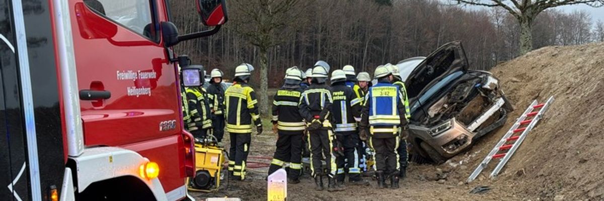 KFV Bodenseekreis: Verkehrsunfall: Feuerwehr befreit Fahrerin aus Zwangslage