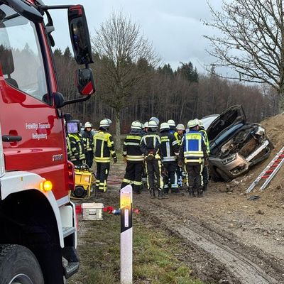 KFV Bodenseekreis: Verkehrsunfall: Feuerwehr befreit Fahrerin aus Zwangslage