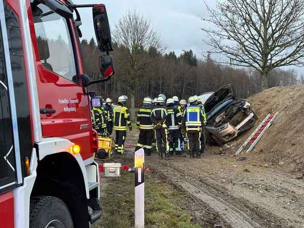 KFV Bodenseekreis: Verkehrsunfall: Feuerwehr befreit Fahrerin aus Zwangslage