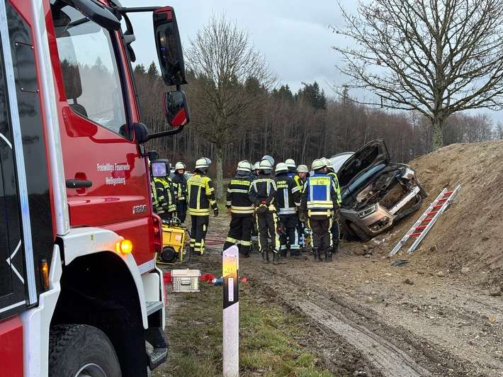 KFV Bodenseekreis: Verkehrsunfall: Feuerwehr befreit Fahrerin aus Zwangslage