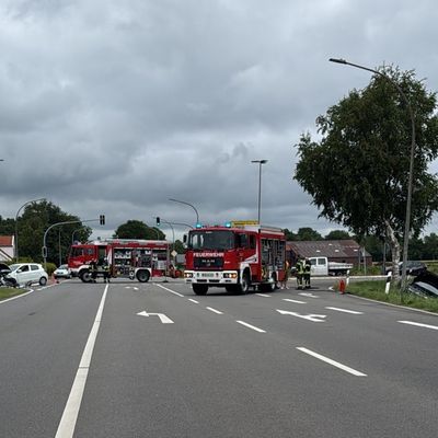 FW-AUR: Verkehrsunfall im Kreuzungsbereich der B210