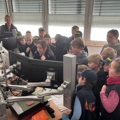 FW-OE: LöschKids aus Kirchhundem besuchen Polizeiwache in Olpe