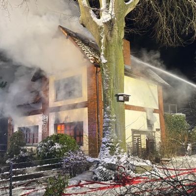 FW-Stormarn: Feuer in Einfamilienhaus: Großeinsatz in Grönwohld