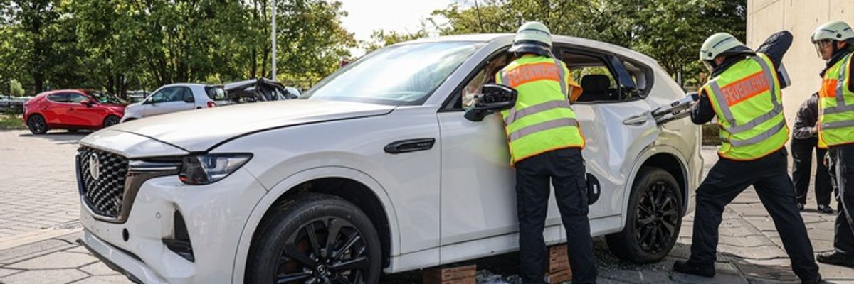 FW-LEV: Feuerwehr Leverkusen übt an Mazda-Plug-in-Hybrid Modellen Praxisnahe Ausbildung in der technischen Hilfeleistung an modernsten Fahrzeugen