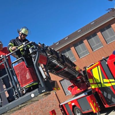 FW-WRN: Räumungsübung an der Uhlandgrundschule: Freiwillige Feuerwehr Werne trainiert den Ernstfall mit rund 470 Schülern