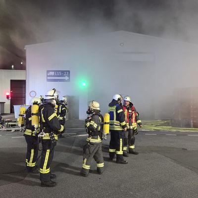 FW-AR: Löschzug Bruchhausen/Niedereimer trainiert Ernstfall mit Betriebsfeuerwehr